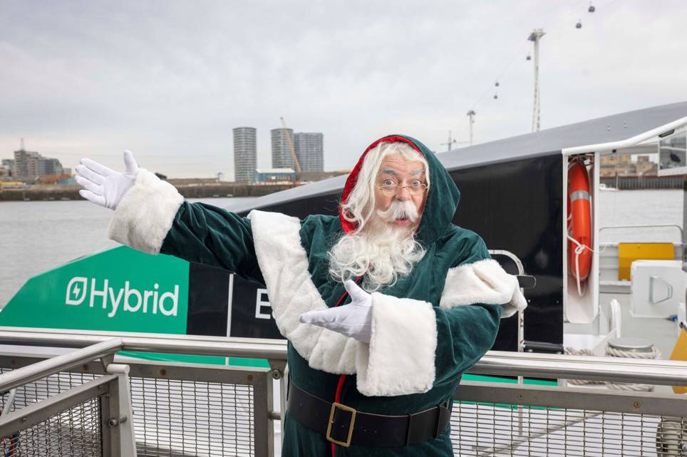 Uberboatsantashootedit 01